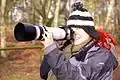 Fotografka z teleskopem.A photographer with a telephoto camera.